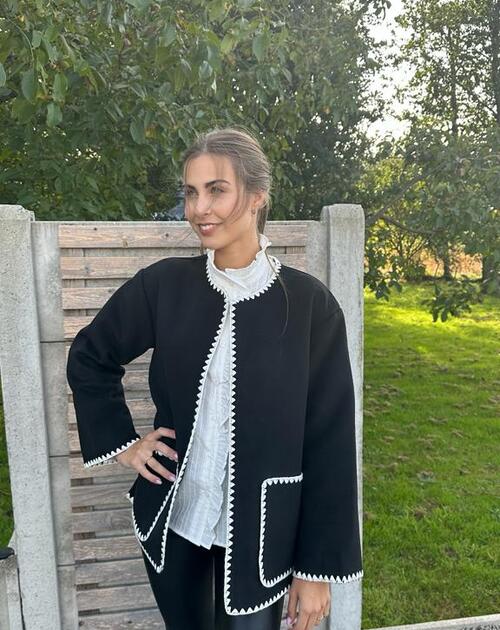 Vest lange mouw Albertina zwart met witte accenten
