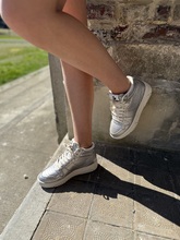 hoge sneaker