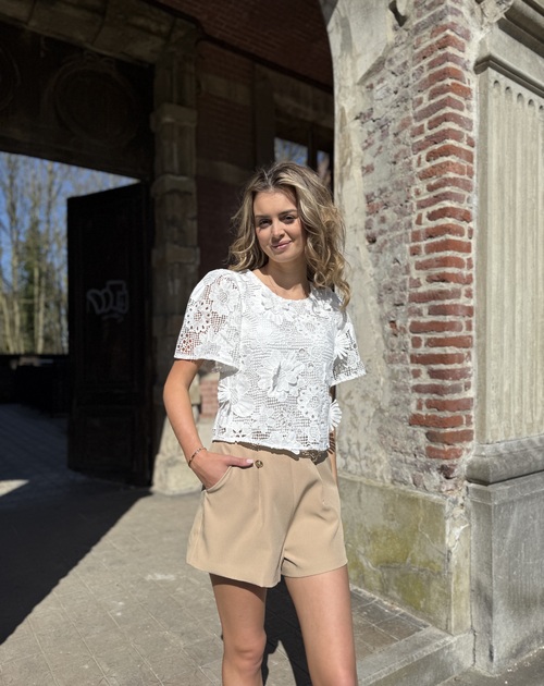 korte short met gouden knopen