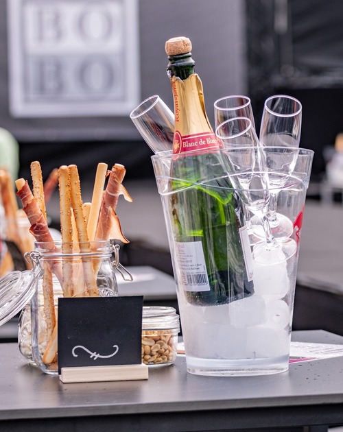 Vip tafel 4 pers. met hapjes en fles cava