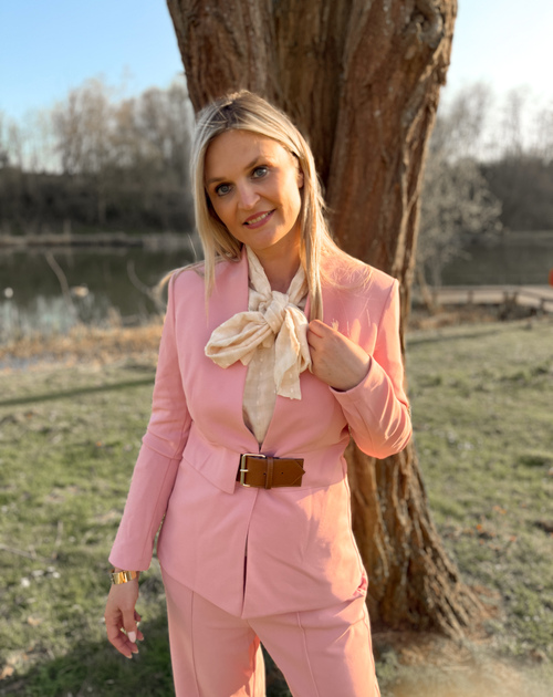 blazer met bruine riem