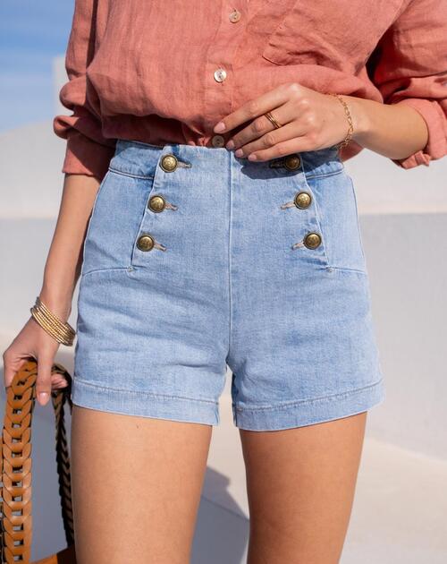 short met dubbele knopenrij