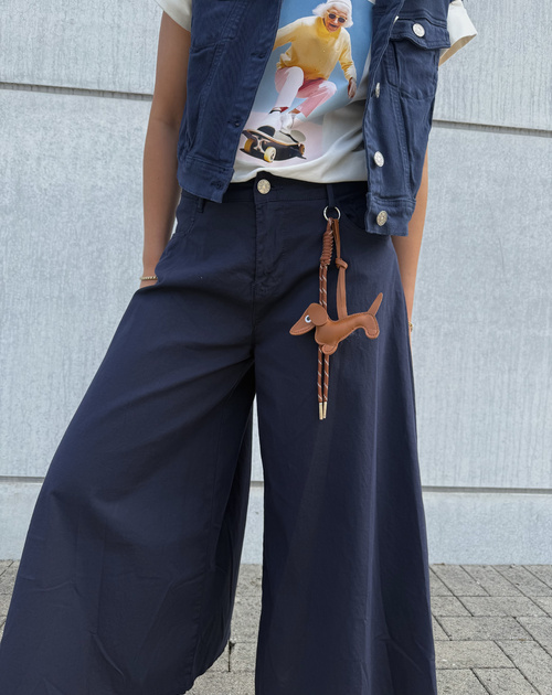 3/4 de broek met teckel sleutelhanger 