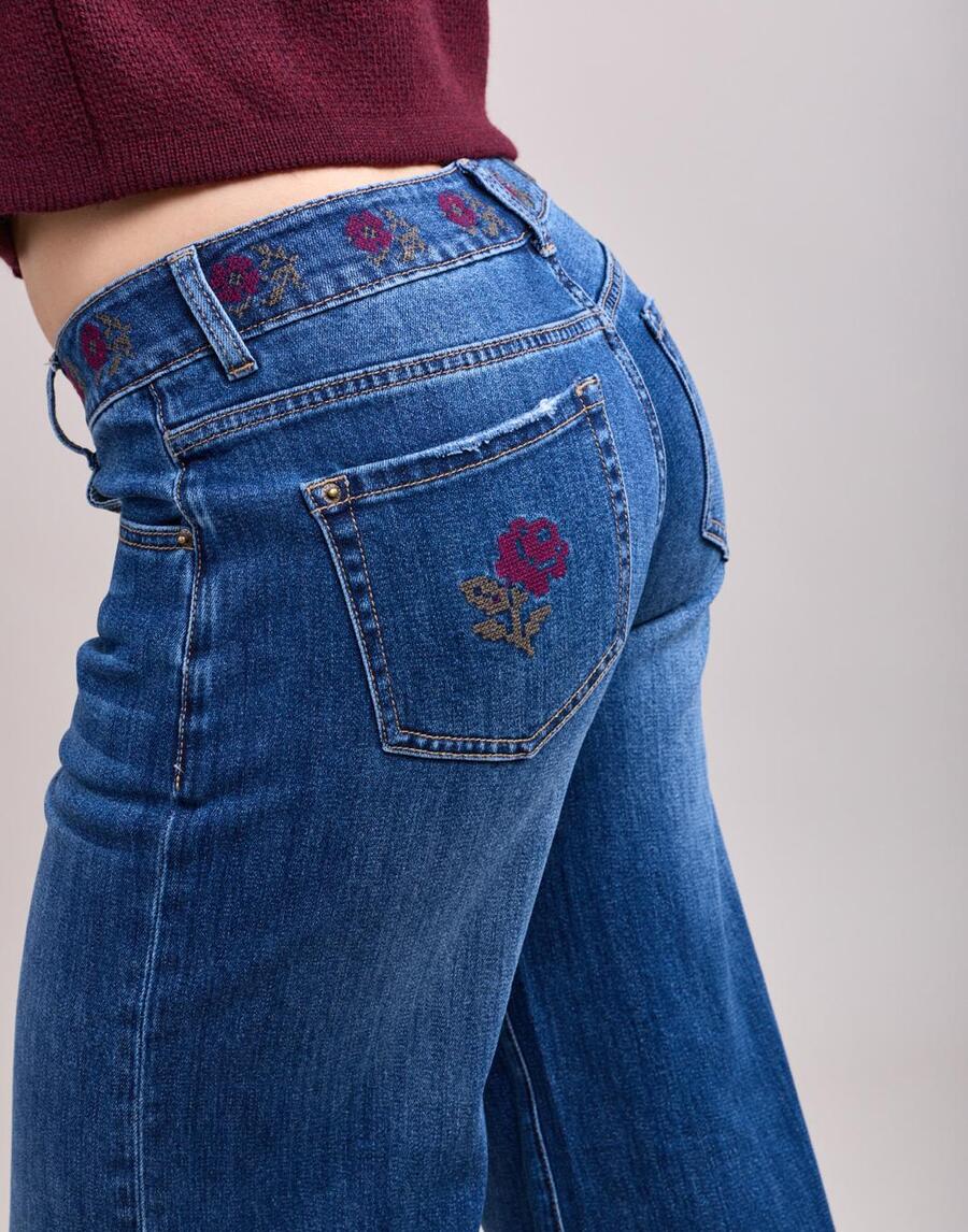 lange broek jeans wide en broderie in taille en achterzak 179453_01_WhatsApp-Image-2025-07-30-at-08-31-29-5.jpeg