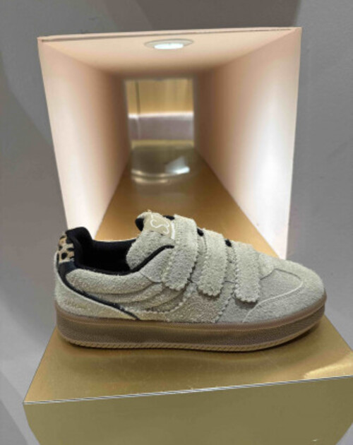 sneaker velcro